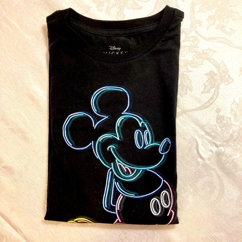 Men’s M Mickey Mouse shirt.